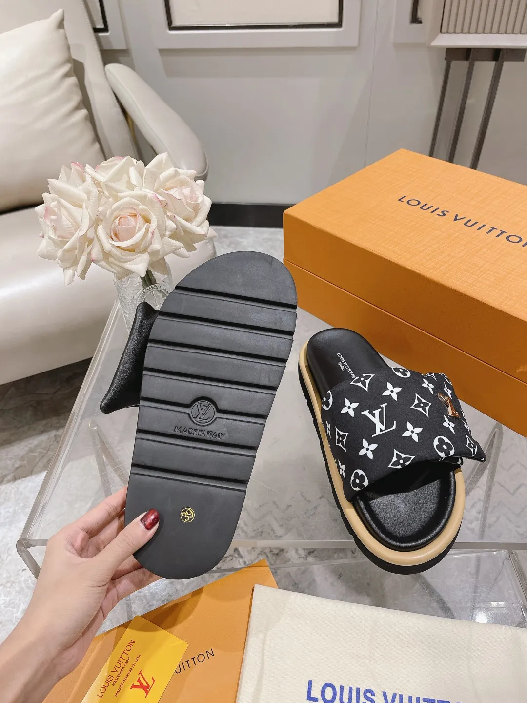 👟👟Ex-factory price 360👟👟 Lvjia brand | ²⁰²5 𝐬𝐬 💛2025 spring and summer latest popular Velcro series...Couple style thick-soled slippers, new rare products at the purchasing level💫 🍒This style is the favorite of celebrities🌟big internet celebrities. A simple and elegant sandal. A good style that you can't take your eyes off at a glance! The thick sole has the effect of increasing the height of the feet. It has the function of elongating the legs immediately. It is exquisite and low-key luxury✔️ No matter it is paired with skirts or trousers, it is super aura🛍 ━━━━━ ЅᏇєєt ━━━━━ ▪️Upper: LV old floral fabric ▪️Outsole: original molded outsole ▪️Shoe size: 35-45